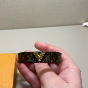 Louis Vuitton essential V bracelet with box